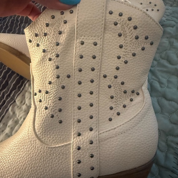 Universal Thread White Ankle Cowboy Booties - Picture 6 of 7